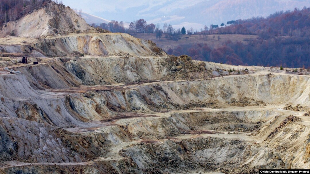 Gabriel Resources a plănuit de la finalul anilor '90 un proiect minier de extragere a aurului și argintului de la Roșia Montană, în județul Alba. Tehnica propusă, cianurarea, a atras opoziție masivă din partea societății civile.