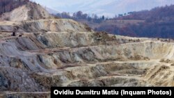 Gabriel Resources a plănuit de la finalul anilor '90 un proiect minier de extragere a aurului și argintului de la Roșia Montană, în județul Alba. Tehnica propusă, cianurarea, a atras opoziție masivă din partea societății civile.