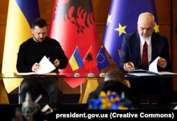 Президент України Володимир Зеленський і прем’єр-міністр Албанії Еді Рама (праворуч) під час підписання договору про дружбу та співробітництво між Україною та Республікою Албанія. Тирана, Албанія, 28 лютого 2024 року