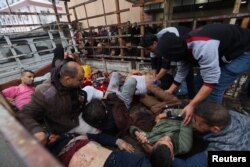 Prevoz ranjenih Palestinaca u bolnicu Naser, nakon novih izraelskih udara na Kan Junis na jugu Pojasa Gaze, 5. decembra