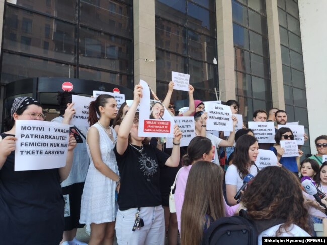Protesta e mbajtur nga Kolektivi për Mendim dhe Veprim Feminist, Ferizaj 4 gusht 2023.
