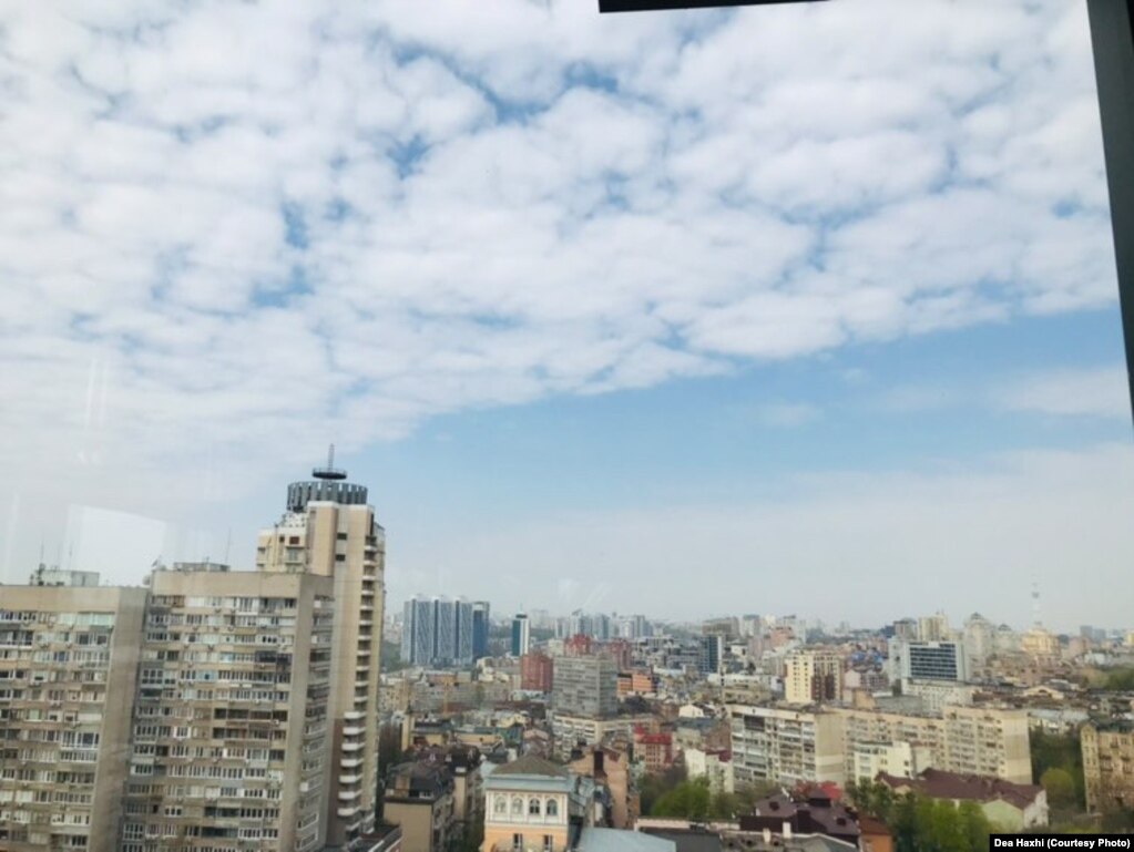 Pamje nga apartamenti i Dea Haxhit në Kiev të Ukrainës.