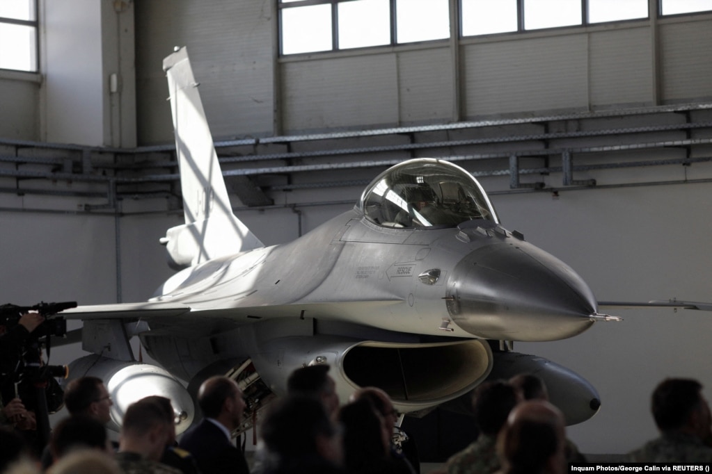 Un jet F-16 dell'aeronautica olandese viene mostrato ai media durante l'inaugurazione.  Il ministro della Difesa olandese Ollongren ha anche affermato che la base di addestramento attende ora l'arrivo dei piloti e degli equipaggi ucraini il prima possibile.