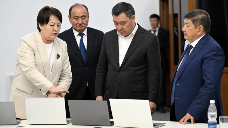 Президент мектеп мугалимдеринин баарын ноутбук менен камсыздоону тапшырды