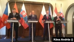Balról jobbra: Robert Fico, Donald Tusk, Petr Fiala és Orbán Viktor Prágában 2024. február 27-én
