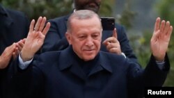 Турскиот претседател Таип Ердоган гестикулира додека им се обраќа на своите поддржувачи по резултатите од предвремените излезни избори за вториот круг од претседателските избори во Истанбул, Турција на 28 мај 2023 година.