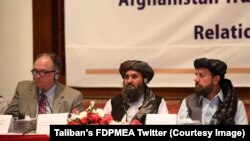 در تصویر ملا عبدالغنی برادر معاون اقتصادی رئیس الوزرای حکومت سرپرست طالبان (وسط) و جیفری گریکو رئیس اتاق مشترک تجارت افغانستان و امریکا (چپ).