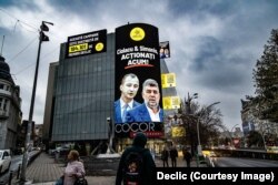 Banner afișat de comunitatea Declic pe magazinul Cocor din Capitală.