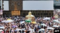 Vjernici pored Ćabe, centralnog svetog mjesta svih muslimana, Meka, Saudijska Arabija, 18. jun 2024.