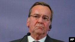 აუდიოკონფერენციის მონაწილეების მიმართ დაიწყო დისციპლინური გამოძიება. გერმანიის თავდაცვის მინისტრმა ბორის პისტორიუსმა (სურათზე) ხაზგასმით აღნიშნა, რომ ეს არის „ნორმალური პროცესი“. მისი დასრულების შემდეგ მიიღება გადაწყვეტილება შესაძლო სასჯელებზე.