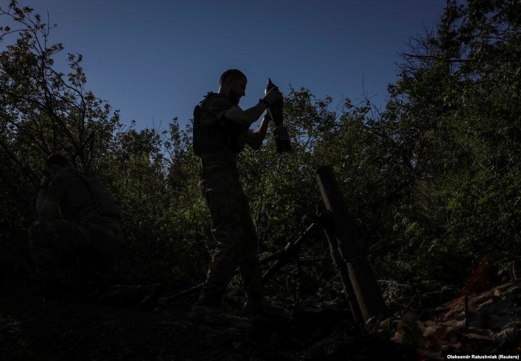 Un soldato ucraino si prepara a sparare un colpo di mortaio sulle postazioni russe nei pressi della città di Bakhmut il 7 agosto.  