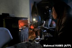 Interno raseljeni Palestinci koji su pobegli sa severa Pojasa Gaze peku hleb u školi u Kan Junisu gde su našli smeštaj, 21. novembar 2023.