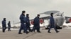 Російські військовослужбовці біля літака А-50 на аеродромі «Северный» в Іваново.