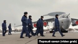 Російські військовослужбовці біля літака А-50 на аеродромі «Северный» в Іваново.