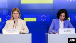 Вице-премьер-министр Украины по вопросам европейской и евроатлантической интеграции Ольга Стефанишина (слева) слушает министра иностранных дел Бельгии Аджу Лабиб в Люксембурге, 25 июня 2024 года