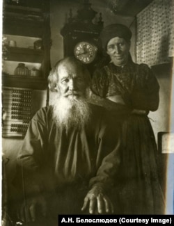Старый кержак Ассон Емельянович Зырянов с женой, деревня Белая, 1912–1914 гг.
