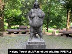 Скульптура «Впевнена» у Стрийському парку, автор Василь Корчовий
