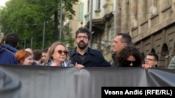 Protesti su samo jedan od načina kako možemo da utičemo na ispunjenje zahteva, naći ćemo mi i druge: Radomir Lazović (u sredini), jedan od organizatora protesta "Srbija protiv nasilja" i poslanik opozicionog pokreta Ne davimo Beograd u Skupštini Srbije
