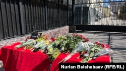 К Посольству РФ в Кыргызстане приносят цветы в память о жертвах теракта в «Крокус Сити Холле»