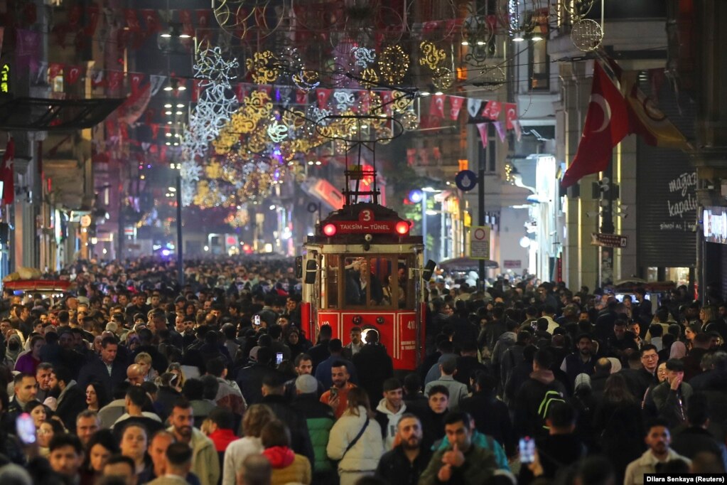Rruga Istiklal në Stamboll e mbushur me njerëz më 31 dhjetor 2023. 