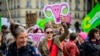 Жени протестират по време на контрашествие в защита на правото на аборт, докато по същото време се провежда демонстрация, искаща забрана на абортите, Берлин, Германия, септември 2022 г.