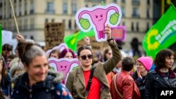 Жени протестират по време на контрашествие в защита на правото на аборт, докато по същото време се провежда демонстрация, искаща забрана на абортите, Берлин, Германия, септември 2022 г.