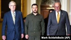 Ukrainian President Volodymyr Zelenskiy (center) walks with Senate Minority Leader Mitch McConnell (left) and Senate Majority Leader Chuck Schumer at Capitol Hill in Washington in September 2023.