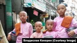 Маленькие монахи собирают подаяние