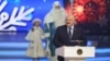 Аляксандар Лукашэнка на дзіцячым навагоднім сьвяткаваньні, архіўнае фота