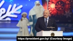 Аляксандар Лукашэнка на дзіцячым навагоднім сьвяткаваньні, архіўнае фота