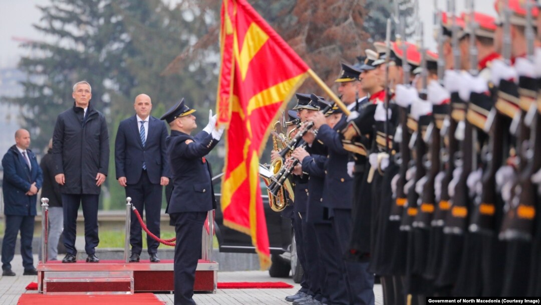 Премиерот на Северна Македонија Димитар Ковачевски на 21 ноември го пречека генералниот секретар на НАТО, Јенс Столтенберг, кој е во официјална посета на Северна Македонија.