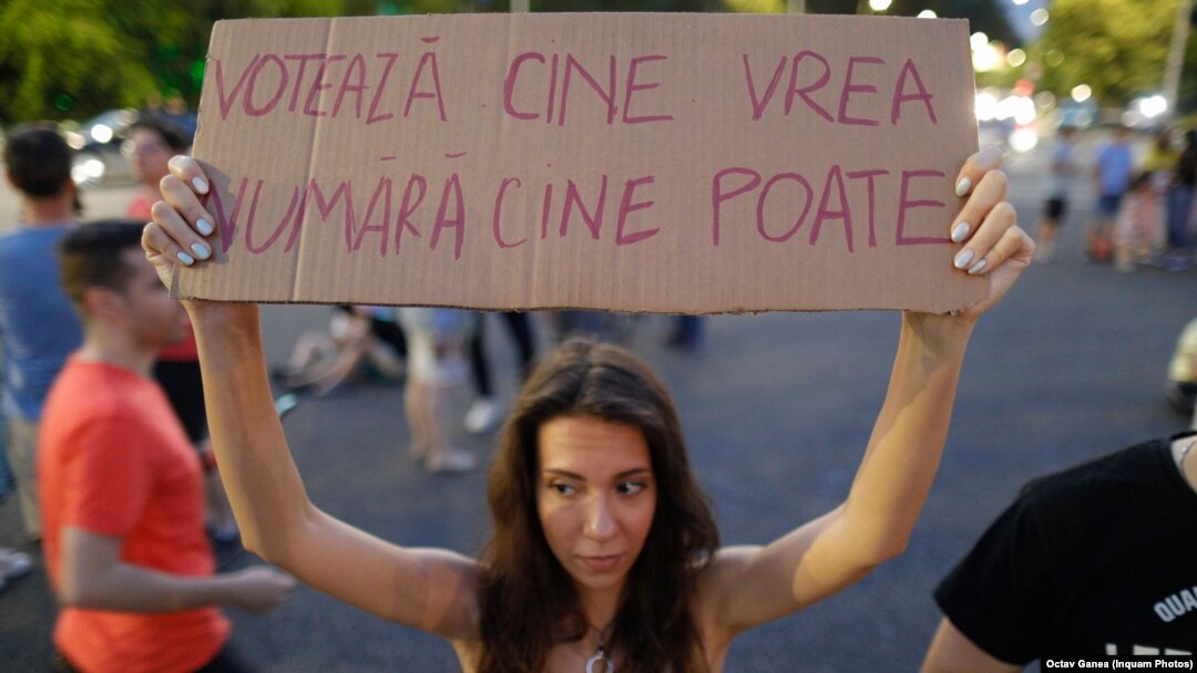 Mai multe seri la rând, zeci de oameni au ieșit în Piața Victoriei din București pentru a manifesta împotriva modului defectuos în care au fost organizate alegerile.