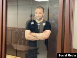 Илья Бабурин в зале суда. Архивное фото