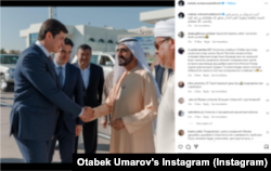 Conducătorul Dubaiului, Muhammad bin Rashid al-Maktum, este întâmpinat de Umarov (stânga) și Kamilov (al doilea de la stânga) la sosirea sa în Uzbekistan în octombrie 2019.