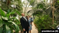 Ильхам Алиев с женой в ботаническом саду. Баку, июль 2023 года.