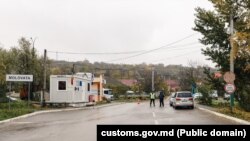 Postul vamal Molovata este un post intern unde reprezentanții Serviciului Vamal verifică zilnic aproximativ 20-30 automobile și 3-4 camioane pentru fiecare tură de bac. Cei care tranzitează punctul de trecere sunt localnicii din satele de peste Nistru.