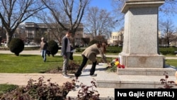 Građani stavljaju cveće na spomenik Aleksandru Sergejeviču Puškinu u Beogradu, 23. marta 2024.