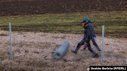 Dy punëtorë shihen duke punuar në një aks të autostradës Prishtinë - Gjilan ku po punohej.
