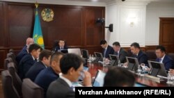 Премьер-министр Әлихан Смайылов (төрде) үкімет отырысын өткізіп отыр. Астана, 15 тамыз, 2023 жыл