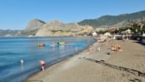 Почти пустой пляж в Судаке. Крым, июнь 2024 года
