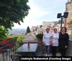 Біженка Людмила Водянчук з колегами на терасі італійського ресторану, де вона нині працює