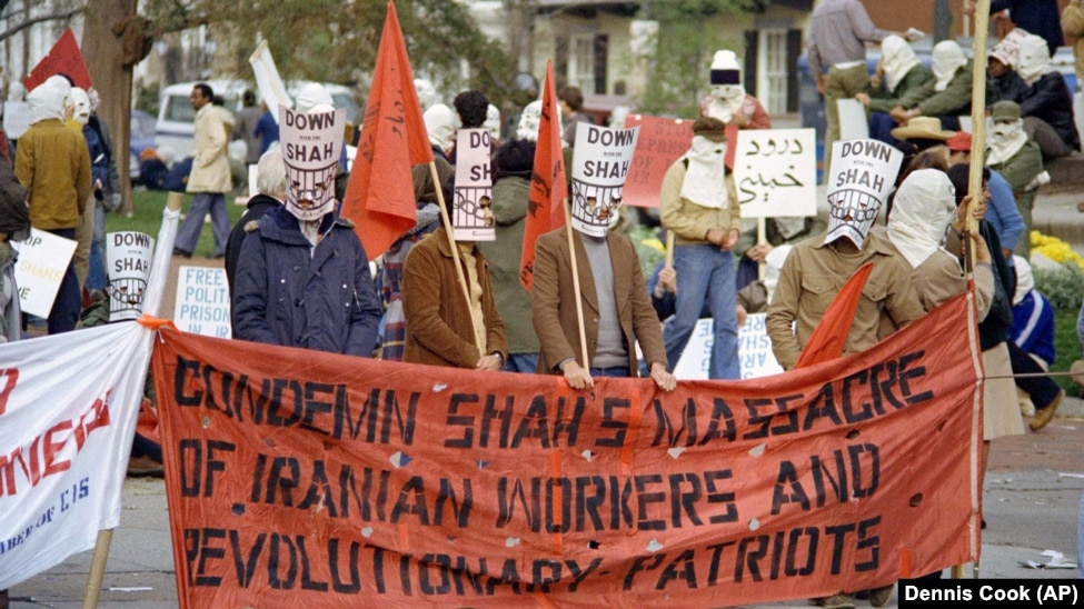 تظاهرات مخالفان شاه در واشینگتن همزمان با حضور او در کاخ سفید در ۱۵ نوامبر ۱۹۷۷، حدود هفت ماه پس از تاریخ درج‌شده در گزارش سفیر وقت بریتانیا