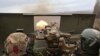 Украински войници водят огън по руските позиции близо до Бахмут. 