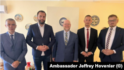 Ambasadori amerikan në Prishtinë, Jeffrey Hovenier (në mes) gjatë takimit me katër politikanë serbë të Kosovës, më 22 gusht 2023.