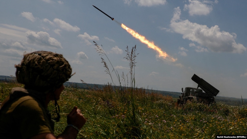 Українські військові ведуть вогонь по російських силах поблизу лінії фронту в Запорізькій області, 25 червня 2023 року