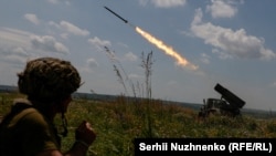 Українські військові ведуть вогонь по російських силах поблизу лінії фронту в Запорізькій області, 25 червня 2023 року