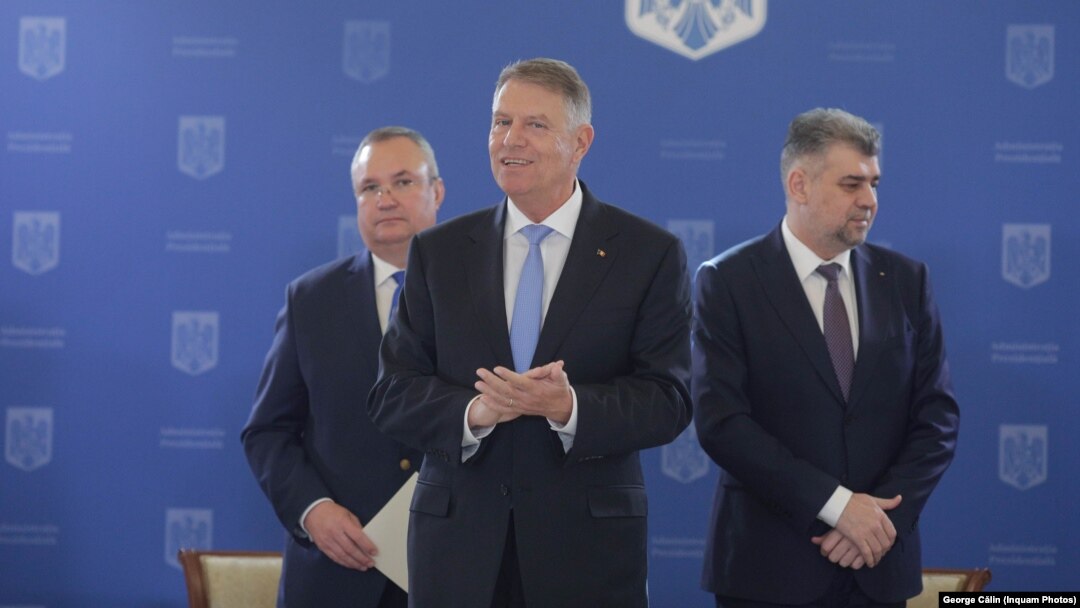 Marcel Ciolacu (dreapta) și Nicolae Ciucă (stânga) speră că alianța PSD-PNL va avea succes la alegerile europene și locale. Au planuri mari de viitor: candidat comun la prezidențiale și liste comune la alegerile parlamentare. În centru: Klaus Iohannis.