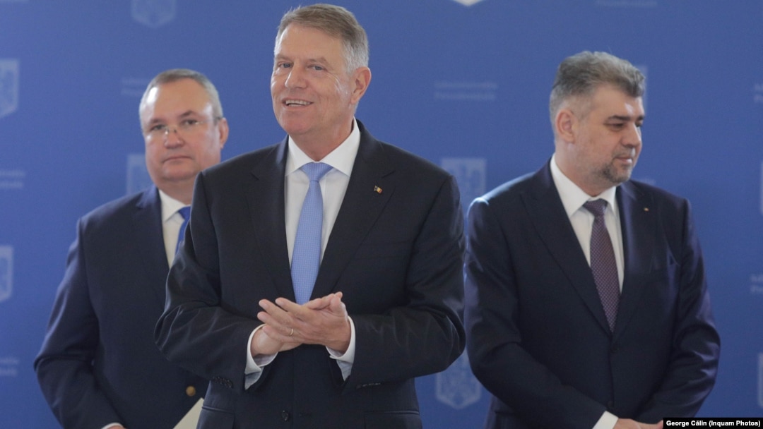 Fostul președinte Klaus Iohannis (în centru), alături de foștii premieri Nicolae Ciucă și Marcel Ciolacu – ambii desemnați de el.