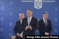 Premierul Marcel Ciolacu și liderul PNL Nicolae Ciucă au devansat alegerile prezidențiale pentru a-i da ocazia lui Klaus Iohannis să acceadă la o funcție internațională. Socoteli greșite, pe care primul care le plătește e Nicolae Ciucă.