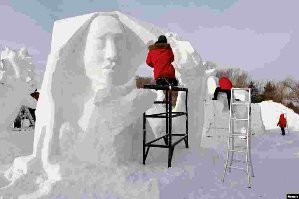 Južnokorejski umjetnici rade na skulpturi od snijega tokom takmičarskog Međunarodnog festivala leda i snijega u Harbinu, kineska pokrajina Heilongjiang, 8. januara.